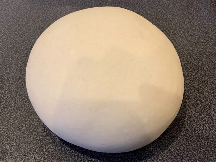 Hoe het deeg eruit moet zien na het opbollen.